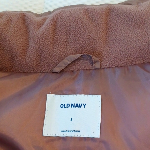 Old Navy Puffer Vest - Picture 4 of 9